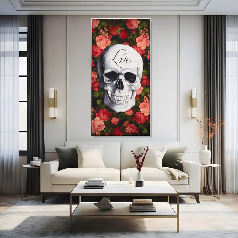Tablou canvas cu tablou canvas cu craniu si trandafiri, in rama de aluminiu argintiu, pe perete intr-un living